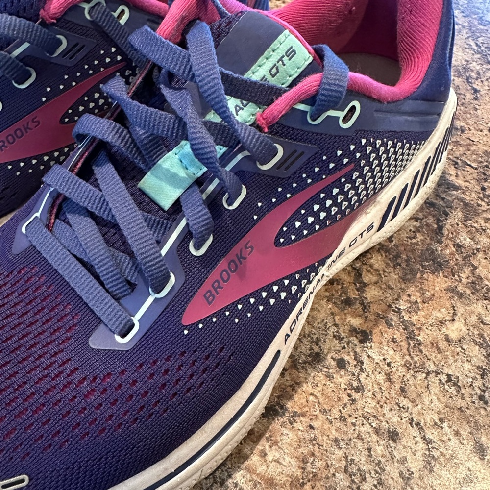 Brooks Women's Adrenaline GTS 22 Running Shoes - 9